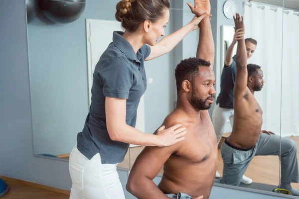 Jovem recebendo fisioterapia após lesão esportiva — Fotografia de Stock