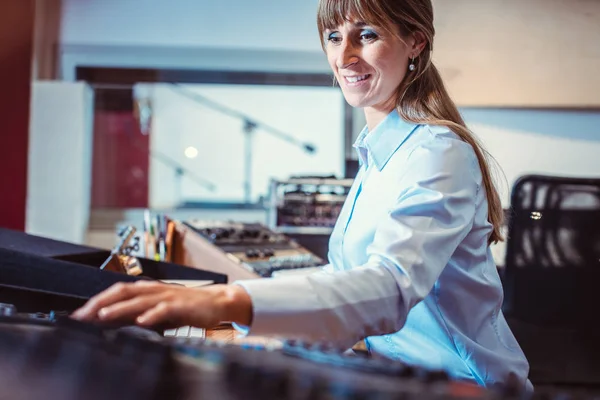 Sound engineer woman at the mixing console — Stock Photo, Image