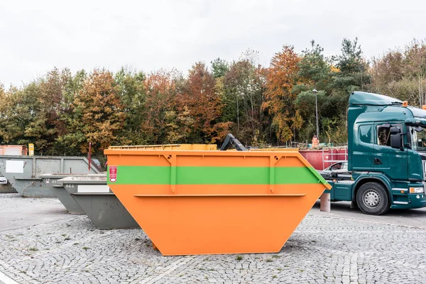 LKW belädt Container mit Abfall auf Recyclinghof — Stockfoto