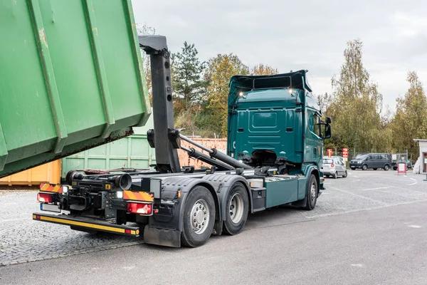 Lastbil container med avfall grönt på återvinningscentralen — Stockfoto