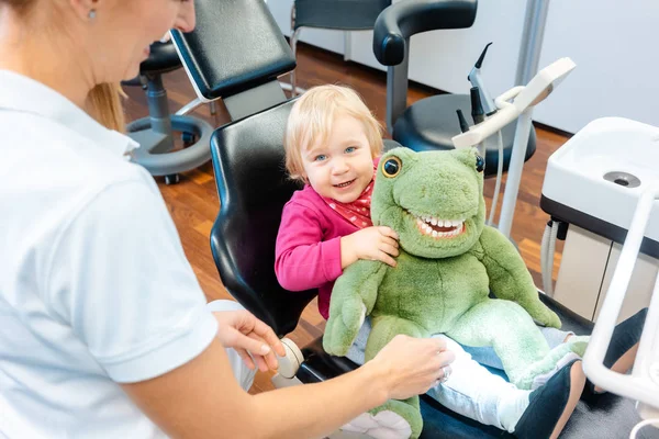 Mała dziewczynka dobrze się bawi odwiedzając dentystę — Zdjęcie stockowe