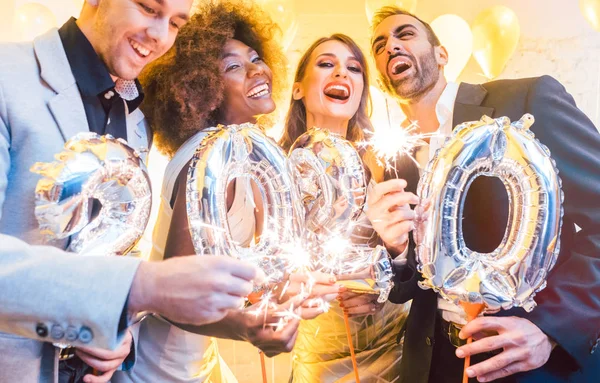 A 2020-as új évet ünneplő férfiak és nők — Stock Fotó