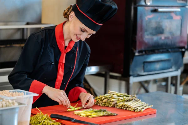 Skär sparris av kocken — Stockfoto