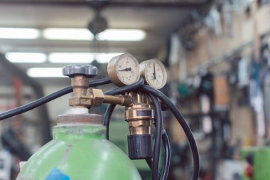 Benzin deposu için kapakçık ve gösterge.