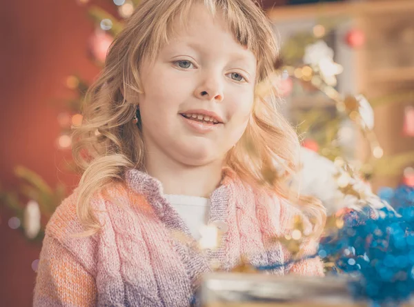 Noel arifesinde Noel hediyeli küçük kız — Stok fotoğraf