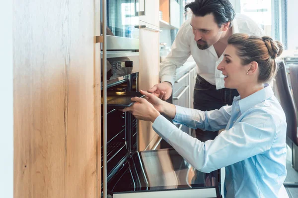 Mujer y hombre decidiendo comprar una nueva cocina — Foto de Stock