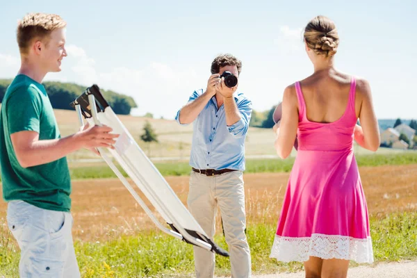 Photographe, mannequin et assistant sur le plateau lors d'une séance photo — Photo