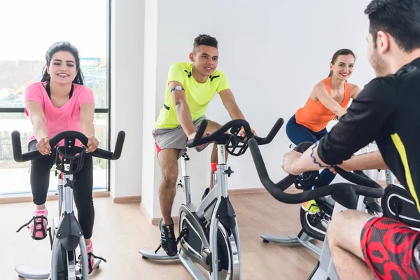 Amigos haciendo ejercicio en el gimnasio —  Fotos de Stock