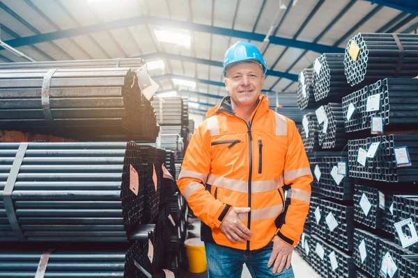 Arbetstagare vid distributionscentral för metall och byggmaterial — Stockfoto