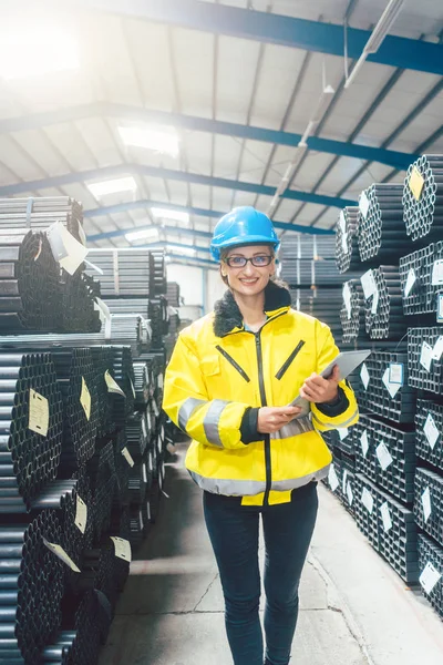 Žena pracující v logistickém skladu — Stock fotografie