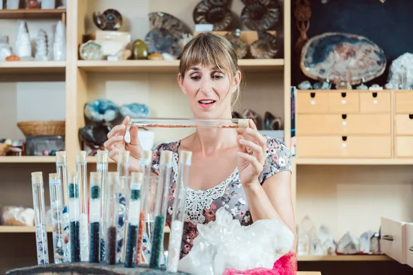 Junge Frau arbeitet als Hobby mit Edelsteinen — Stockfoto
