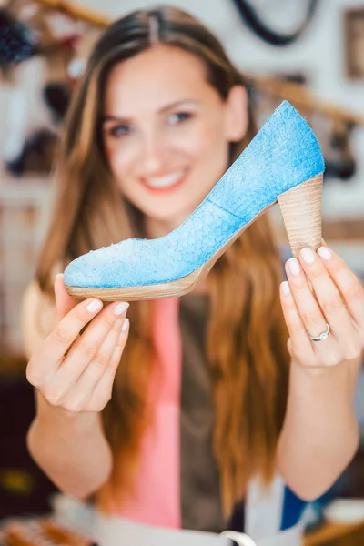 Mujer comprando zapatos se enamora de tacones altos azules — Foto de Stock