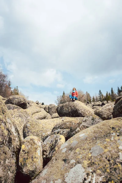 Mulher caminhando em uma paisagem selvagem — Fotografia de Stock