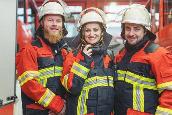 Team of fire fighters looking into camera — Stock Photo, Image