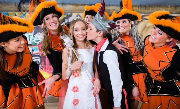 Crianças como casal real de fasching alemão — Fotografia de Stock