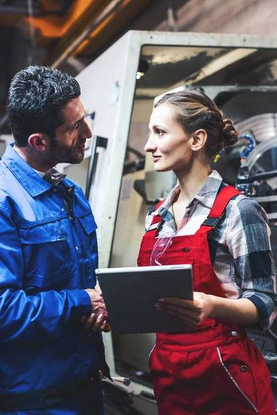 Vrouw en man Manufacturing worker in discussie — Stockfoto