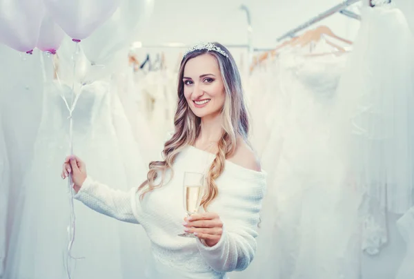 Sposa in bianco con palloncini nel negozio di abbigliamento da sposa — Foto Stock