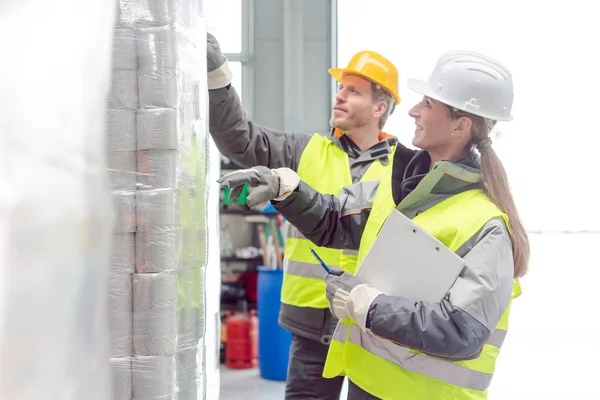 Trabajadores en el negocio de alquiler de inodoros comprobando el stock de papel — Foto de Stock