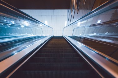 Metro istasyonuna yürüyen merdiven.
