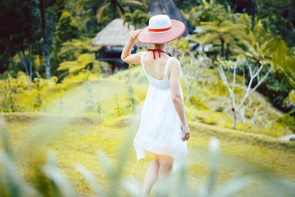 Kvinna i tropisk semester promenader genom djungeln — Stockfoto