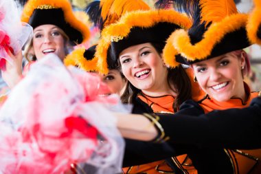 Alman geleneksel dans grubunda karnaval kutlama Funkenmariechen