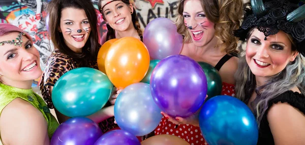 Grupo de mujeres en Rose Monday haciendo fiesta con globos —  Fotos de Stock