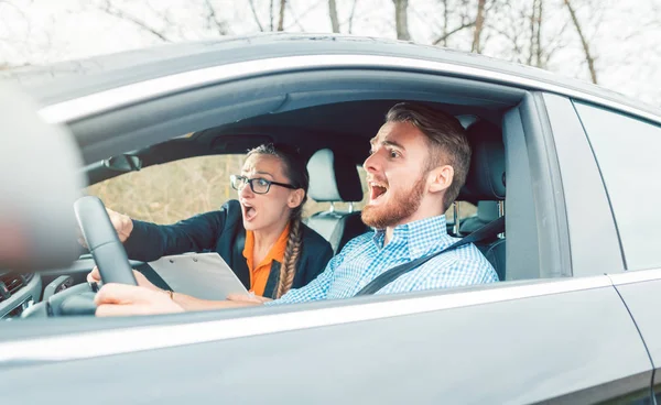 Farlig situation i bilen under körundervisning eller prov — Stockfoto