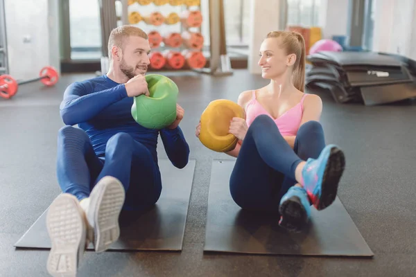 Homem e mulher fazendo exercícios de estômago ou abdômen juntos — Fotografia de Stock