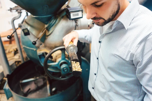 Barista rostning kaffe med en maskin — Stockfoto
