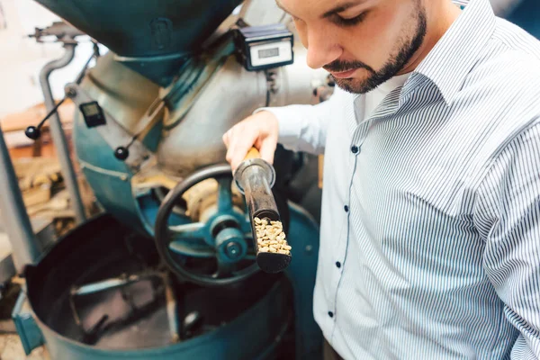 Barista torréfaction café avec une machine — Photo