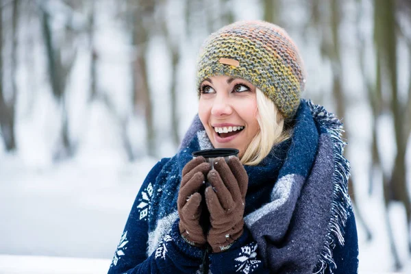 Woman freezing on a cold winter day warming herself up with hot drink — Stock Photo, Image