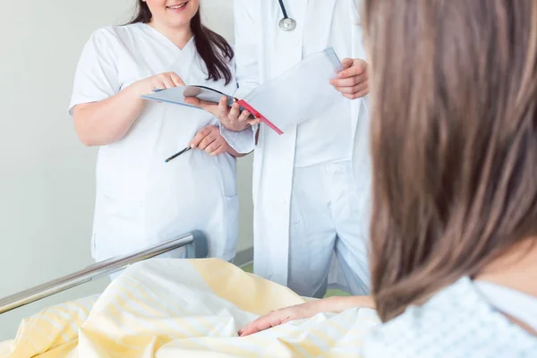 Dokter en verpleegkundige tijdens Ward round in het ziekenhuis — Stockfoto