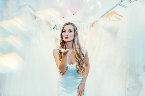Невеста будет в магазине свадебных платьев, давая минет. — стоковое фото