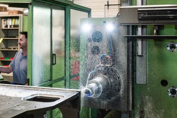 Worker operating industrial milling machine — Stock Photo, Image