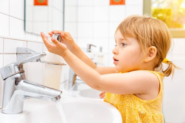 Niña en el jardín de infantes lavándose las manos — Foto de Stock