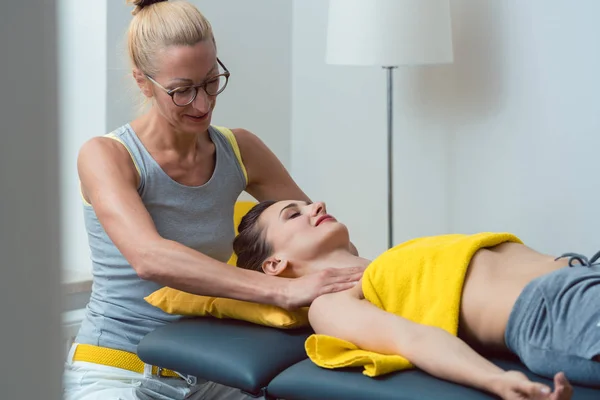 Masaje de cuello y cabeza en la fisioterapia — Foto de Stock