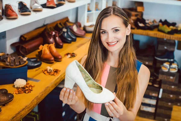 Mulher à procura de sapatos na loja — Fotografia de Stock