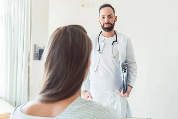 Arzt sieht Patient im Krankenhaus — Stockfoto