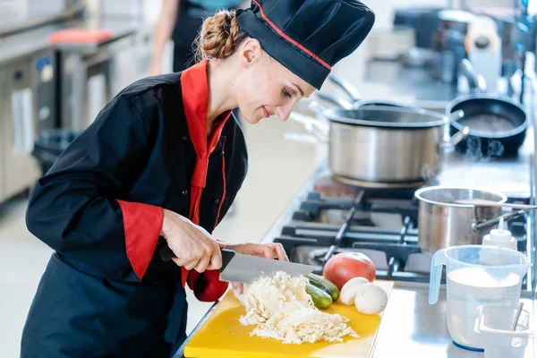 Chef cutting cauliflower — Stock Photo, Image