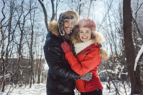 Kadınlar ve erkekler kışın birbirlerini kucaklarlar. — Stok fotoğraf