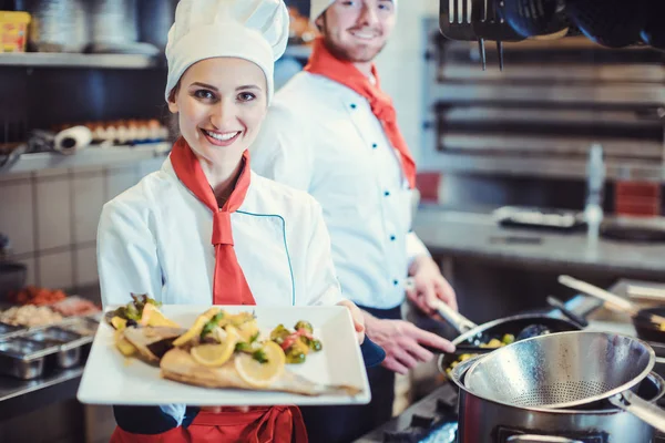 Büszke nő séf szakács szakács szakács a konyhában vele élelmiszer — Stock Fotó