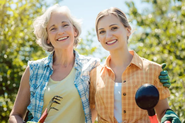 Vrouw tuinieren samen in de zomer — Stockfoto