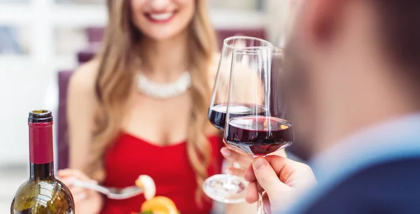 Couple toasting with red wine in romantic restaurant — Stock Photo, Image