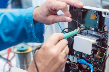 Bir donanım ürününde elektronik mühendisleri sorun çıkarıyor.