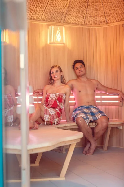 Coppia di donna caucasica e uomo asiatico godendo la sauna — Foto Stock