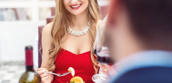 Couple toasting with red wine in romantic restaurant — Stock Photo, Image