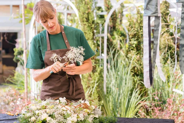 Jardinero mujer crear decoración grave — Foto de Stock