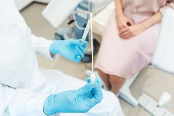 Frau lässt sich beim Arzt auf Geschlechtskrankheit testen — Stockfoto