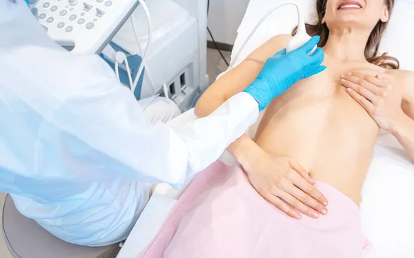Ecografía preventiva mamografía realizada por ginecólogo — Foto de Stock