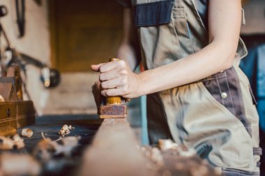 Kadın marangozun ahşap kaplamalı yakın çekimi.